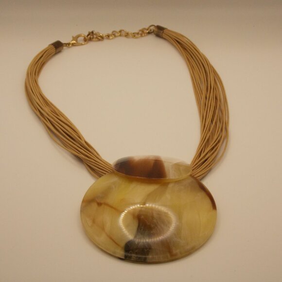 Women’s Faux Alabaster Necklace - Picture 3 of 9